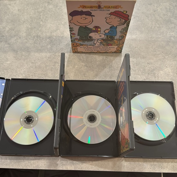 Peanuts Holiday Collection dvd set - Picture 5 of 6